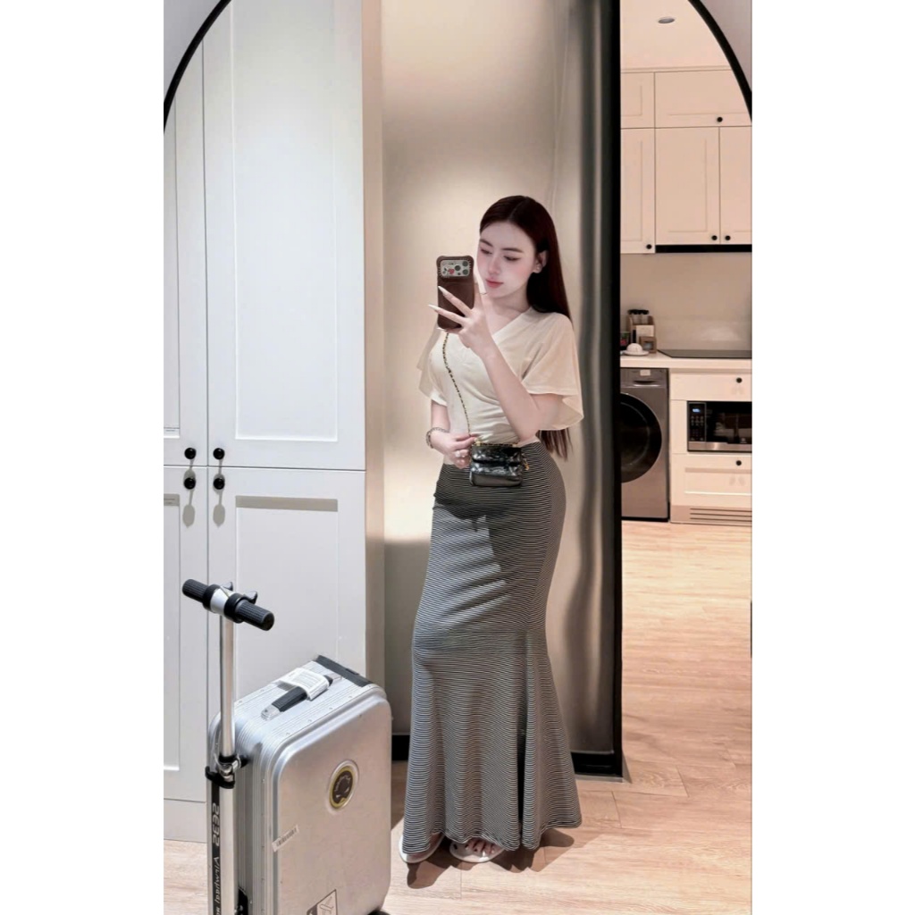 Set Áo Thun Tim Form Rộng Hoạt Hình Phối Chân Váy Dài Đuôi Cá Kẻ – Outfit Năng Động, Trẻ Trung