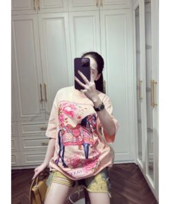 Áo Thun Nữ Form Rộng Họa Tiết Hoa & Ngựa Sang Trọng – Áo Thun Hồng Pastel Hot Trend