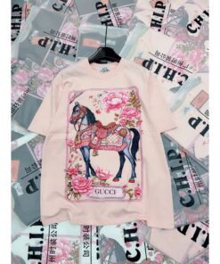 Áo Thun Nữ Form Rộng Họa Tiết Hoa & Ngựa Sang Trọng – Áo Thun Hồng Pastel Hot Trend