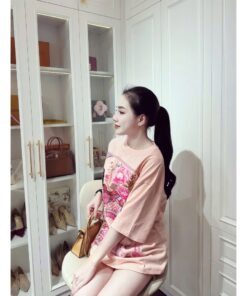Áo Thun Nữ Form Rộng Họa Tiết Hoa & Ngựa Sang Trọng – Áo Thun Hồng Pastel Hot Trend
