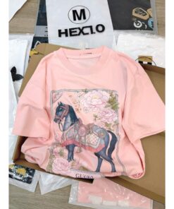 Áo Thun Nữ Form Rộng Họa Tiết Hoa & Ngựa Sang Trọng – Áo Thun Hồng Pastel Hot Trend
