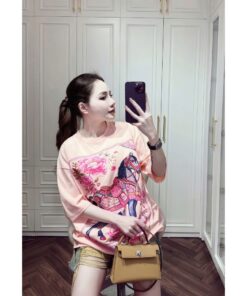 Áo Thun Nữ Form Rộng Họa Tiết Hoa & Ngựa Sang Trọng – Áo Thun Hồng Pastel Hot Trend