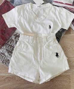 Set Áo Thun Cổ Tim Thêu Logo Phối Quần Short Cạp Cao – Basic Mà Tôn Dáng