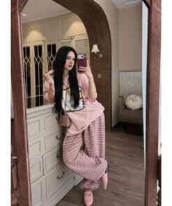 Set Đồ Bộ Nữ Hello Kitty Áo Thun Hồng & Quần Sọc Bo Chun – Đồ Mặc Nhà Dễ Thương
