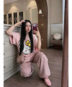 Set Đồ Bộ Nữ Hello Kitty Áo Thun Hồng & Quần Sọc Bo Chun – Đồ Mặc Nhà Dễ Thương