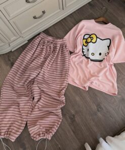 Set Đồ Bộ Nữ Hello Kitty Áo Thun Hồng & Quần Sọc Bo Chun – Đồ Mặc Nhà Dễ Thương