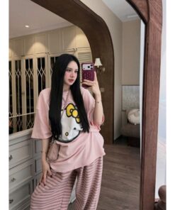 Set Đồ Bộ Nữ Hello Kitty Áo Thun Hồng & Quần Sọc Bo Chun – Đồ Mặc Nhà Dễ Thương