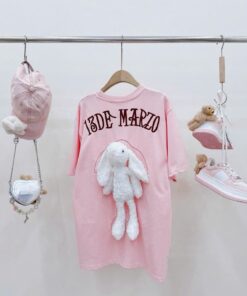 Áo Thun Form Rộng In Chữ 13 DE MARZO Kèm Gấu Bông – Dễ Thương, Mặc Là Yêu