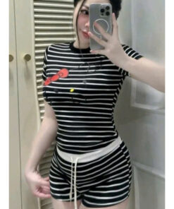 Set Bộ Nữ Áo Croptop Ôm Dáng Kẻ Sọc In Kitty Phối Quần Short Lưng Cao Siêu Tôn Dáng