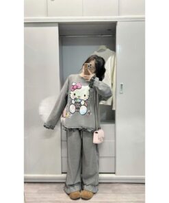 Bộ Đồ Mặc Nhà Hello Kitty Form Rộng – Nỉ Mềm Ấm, Dễ Thương, Mặc Ở Nhà Cực Xinh