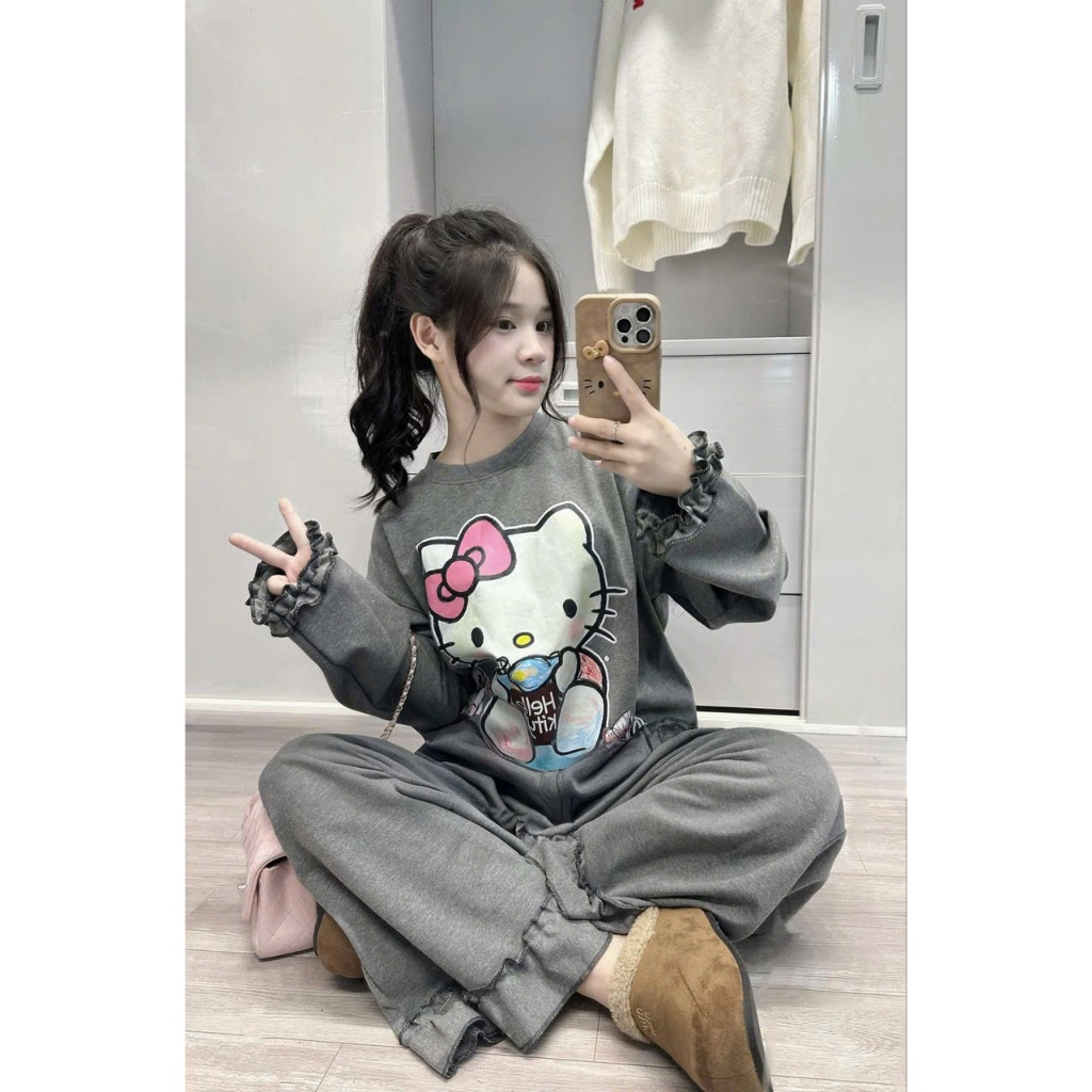 Bộ Đồ Mặc Nhà Hello Kitty Form Rộng – Nỉ Mềm Ấm, Dễ Thương, Mặc Ở Nhà Cực Xinh