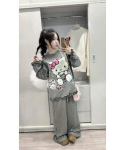 Bộ Đồ Mặc Nhà Hello Kitty Form Rộng – Nỉ Mềm Ấm, Dễ Thương, Mặc Ở Nhà Cực Xinh
