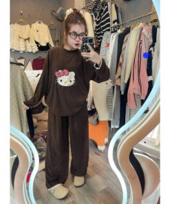 Bộ đồ ngủ nỉ nữ Hello Kitty – Set đồ mặc nhà chấm bi form rộng, mềm ấm, dễ thương