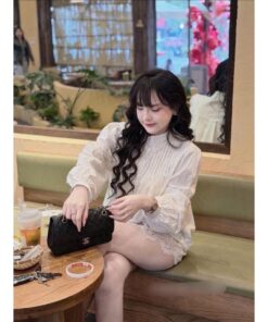Áo Sơ Mi Trắng Cổ Boi Phối Viền Ren – Thanh Lịch Pha Chút Điệu Đà, Dễ Mix Mọi Outfit