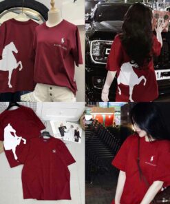 Áo Thun Nữ Đỏ Đô Form Rộng In Hình Ngựa Cá Tính – Áo Thun Unisex Hot Trend