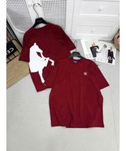 Áo Thun Nữ Đỏ Đô Form Rộng In Hình Ngựa Cá Tính – Áo Thun Unisex Hot Trend