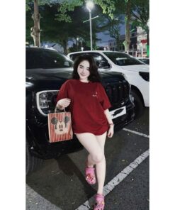 Áo Thun Nữ Đỏ Đô Form Rộng In Hình Ngựa Cá Tính – Áo Thun Unisex Hot Trend