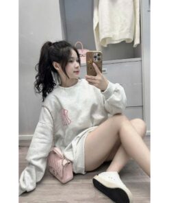 Áo Sweater MLB NY Form Rộng – Logo Hồng Nổi Bật, Chất Nỉ Mềm Phong Cách Streetwear
