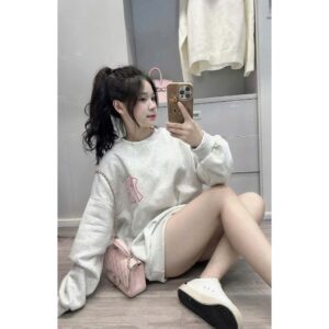 Áo Sweater MLB NY Form Rộng – Logo Hồng Nổi Bật, Chất Nỉ Mềm Phong Cách Streetwear