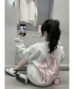 Áo Sweater MLB NY Form Rộng – Logo Hồng Nổi Bật, Chất Nỉ Mềm Phong Cách Streetwear