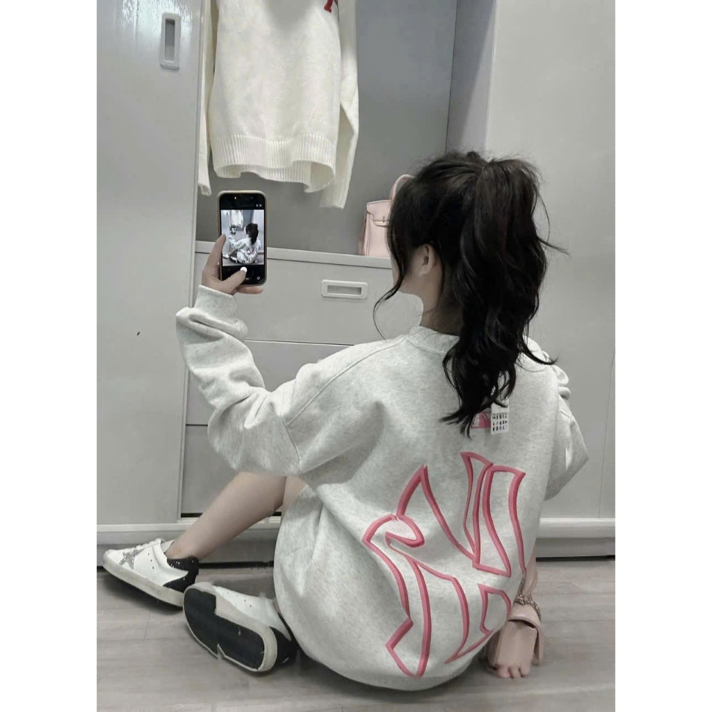 Áo Sweater MLB NY Form Rộng – Logo Hồng Nổi Bật, Chất Nỉ Mềm Phong Cách Streetwear