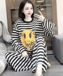 Set bộ dài tay áo hình mặt cười phối quần suông kẻ trẻ trung, phong cách