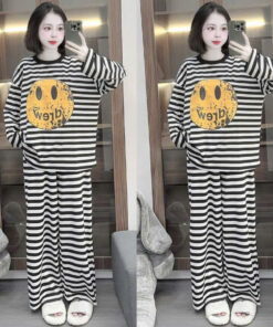 Set bộ dài tay áo hình mặt cười phối quần suông kẻ trẻ trung, phong cách