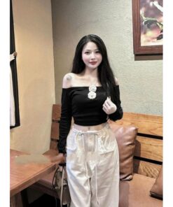 Áo Trễ Vai Dài Tay Gắn Hoa Trà Xịn Xò Dễ Mix Đồ Kiểu Dáng Trẻ Trung
