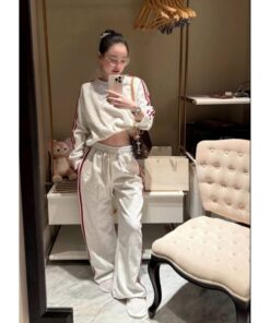 Set Bộ Áo Cổ 2P Gắn Miu Kèm Quần Xuông Chất Nỉ Dày Dặn Kiểu Dáng Trẻ Trung