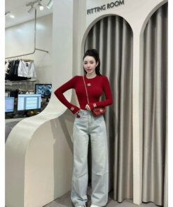Áo thun trơn thêu tag chane đơn giản nhưng sàng điệu